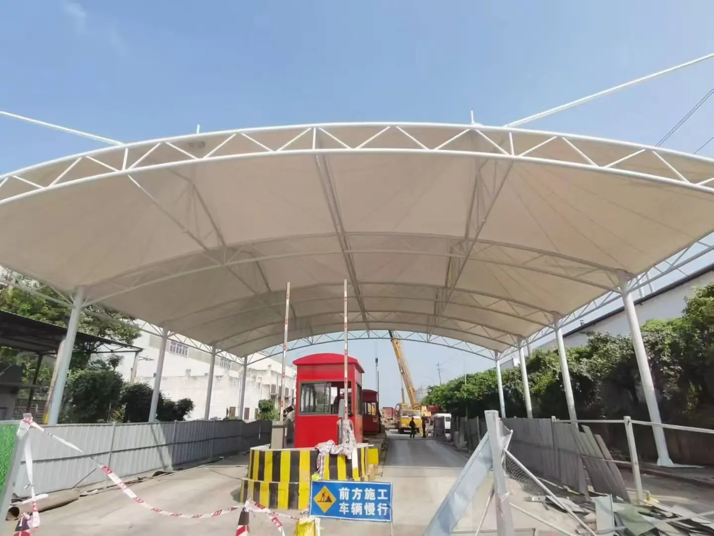 【贵州万山雨棚】怎么选择【源头工厂】:解决雨棚建造盲目选择的选型标准